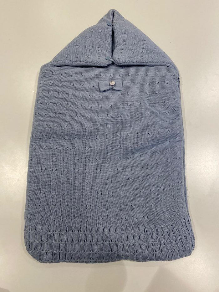 Uzturre wagen nestje gebreid met strikje blauw