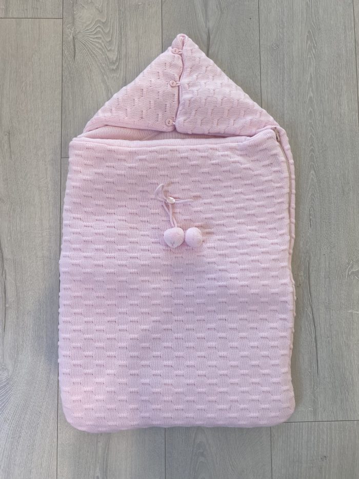 Uzturre wagen nestje gebreid met pompons roze