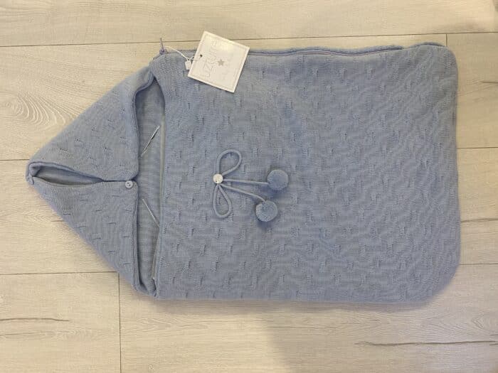 SALE Uzturre wagen nestje gebreid met pompons blauw