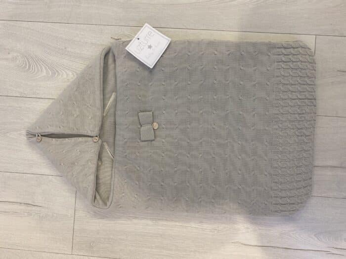 Uzturre wagen nestje gebreid met strik beige