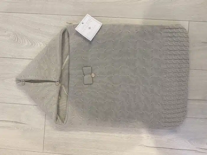 Uzturre wagen nestje gebreid met strik beige