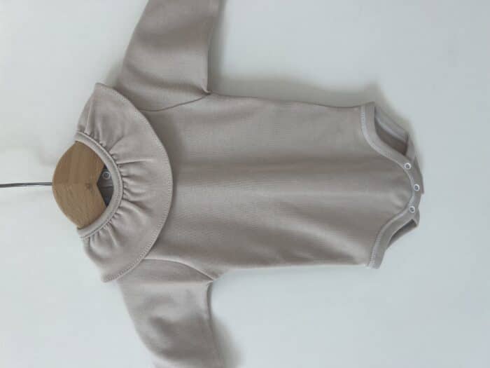 Babidu basis romper met grote roezel kraag beige