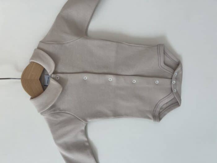 Babidu basis romper met voorsluiting en punt kraag beige