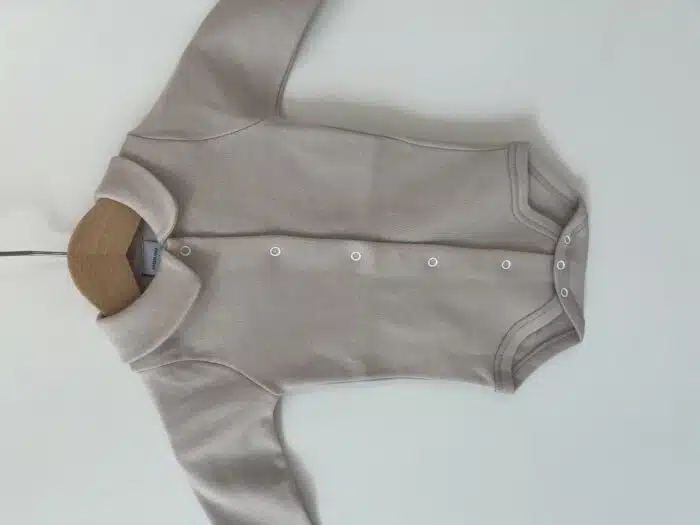 Babidu basis romper met voorsluiting en punt kraag beige