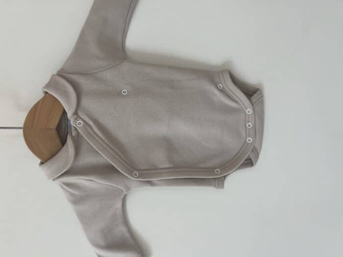 Babidu basis overslag romper met ronde kraag beige